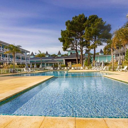 Howard Johnson Hotel & Convention Center Madariaga - Carilo Esterno foto