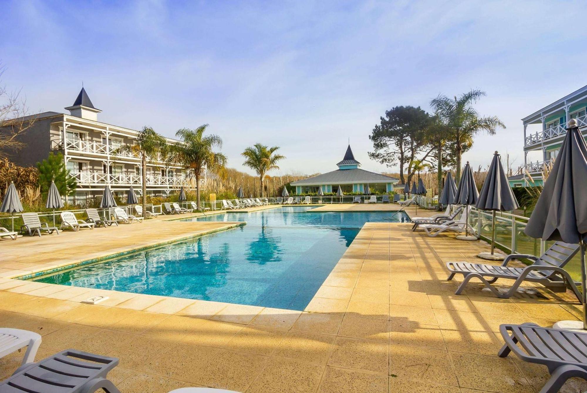 Howard Johnson Hotel & Convention Center Madariaga - Carilo Esterno foto