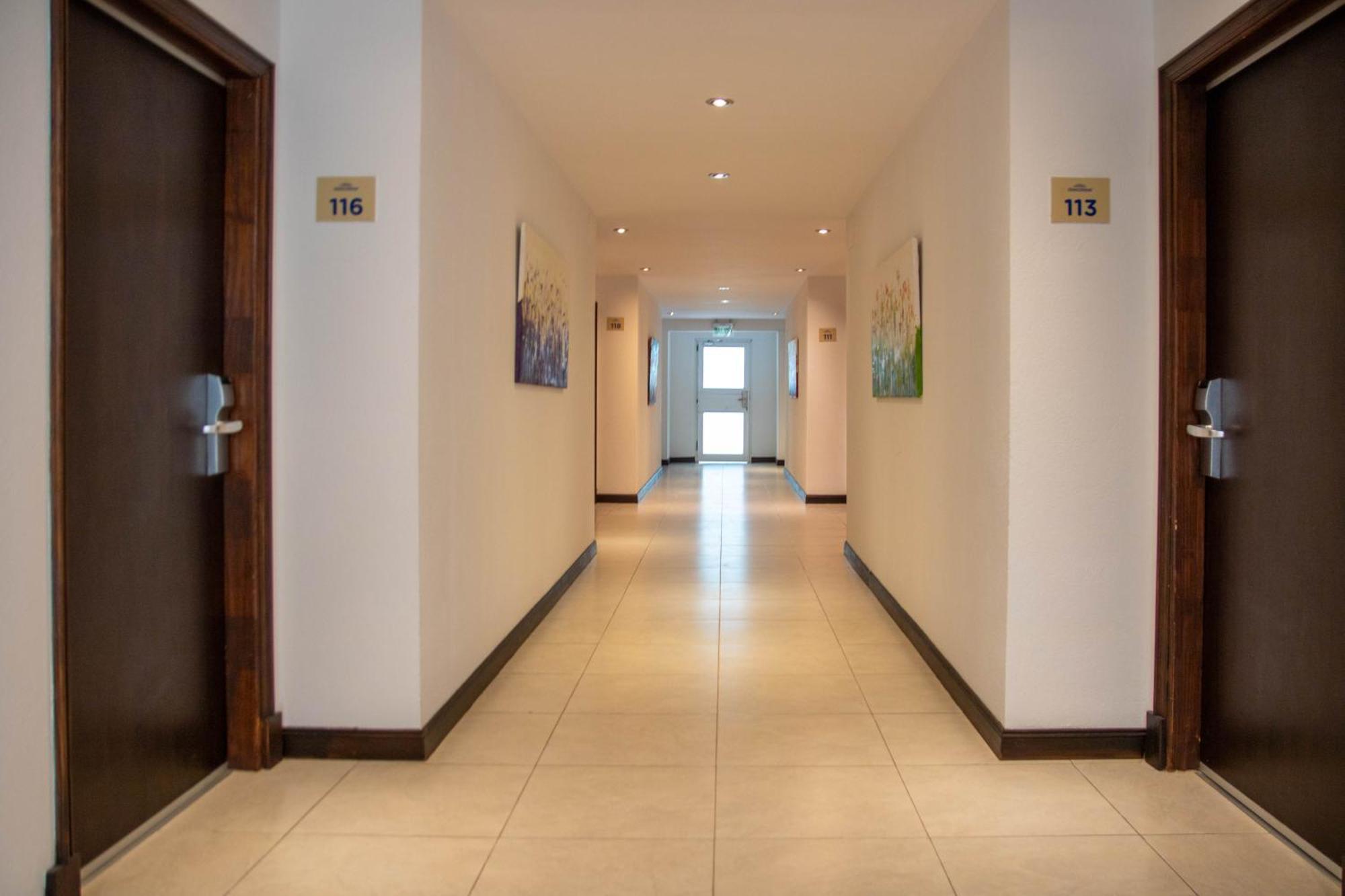 Howard Johnson Hotel & Convention Center Madariaga - Carilo Esterno foto