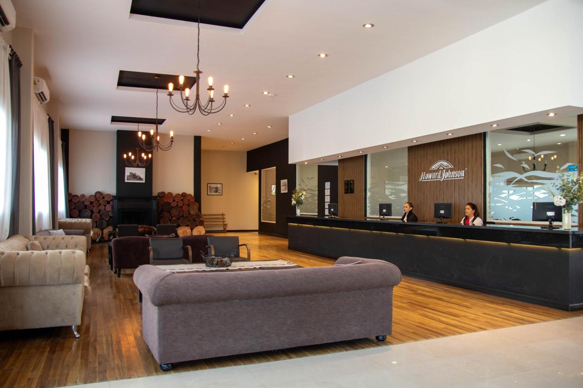Howard Johnson Hotel & Convention Center Madariaga - Carilo Esterno foto