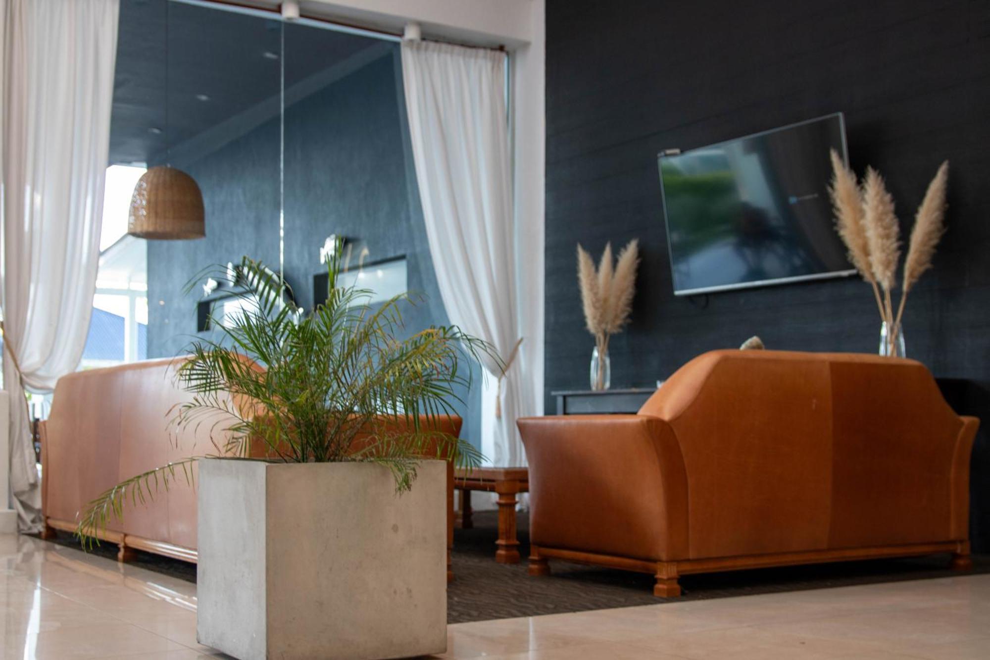 Howard Johnson Hotel & Convention Center Madariaga - Carilo Esterno foto