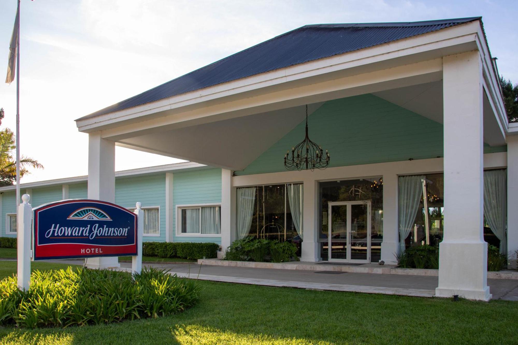 Howard Johnson Hotel & Convention Center Madariaga - Carilo Esterno foto