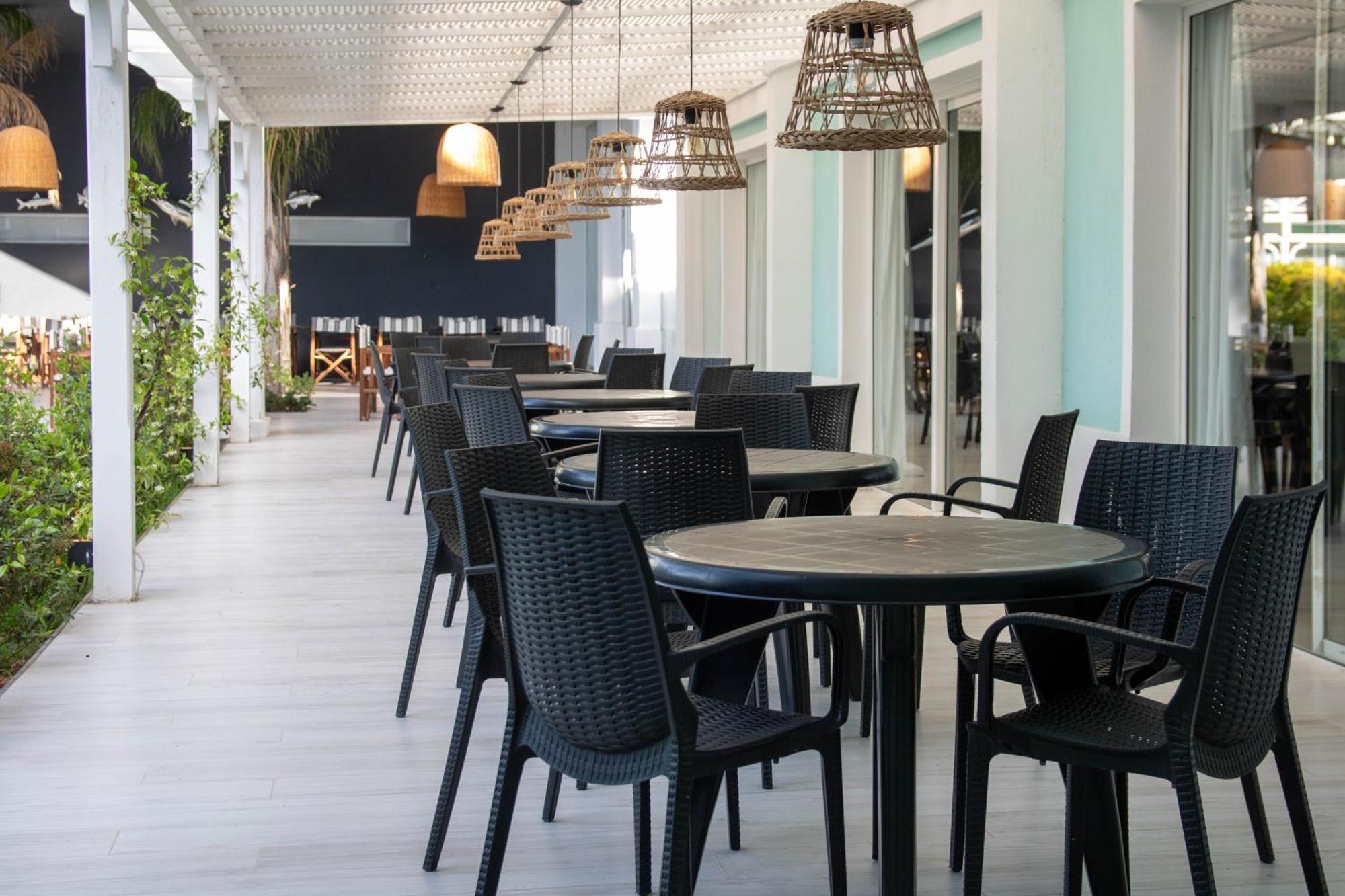Howard Johnson Hotel & Convention Center Madariaga - Carilo Esterno foto