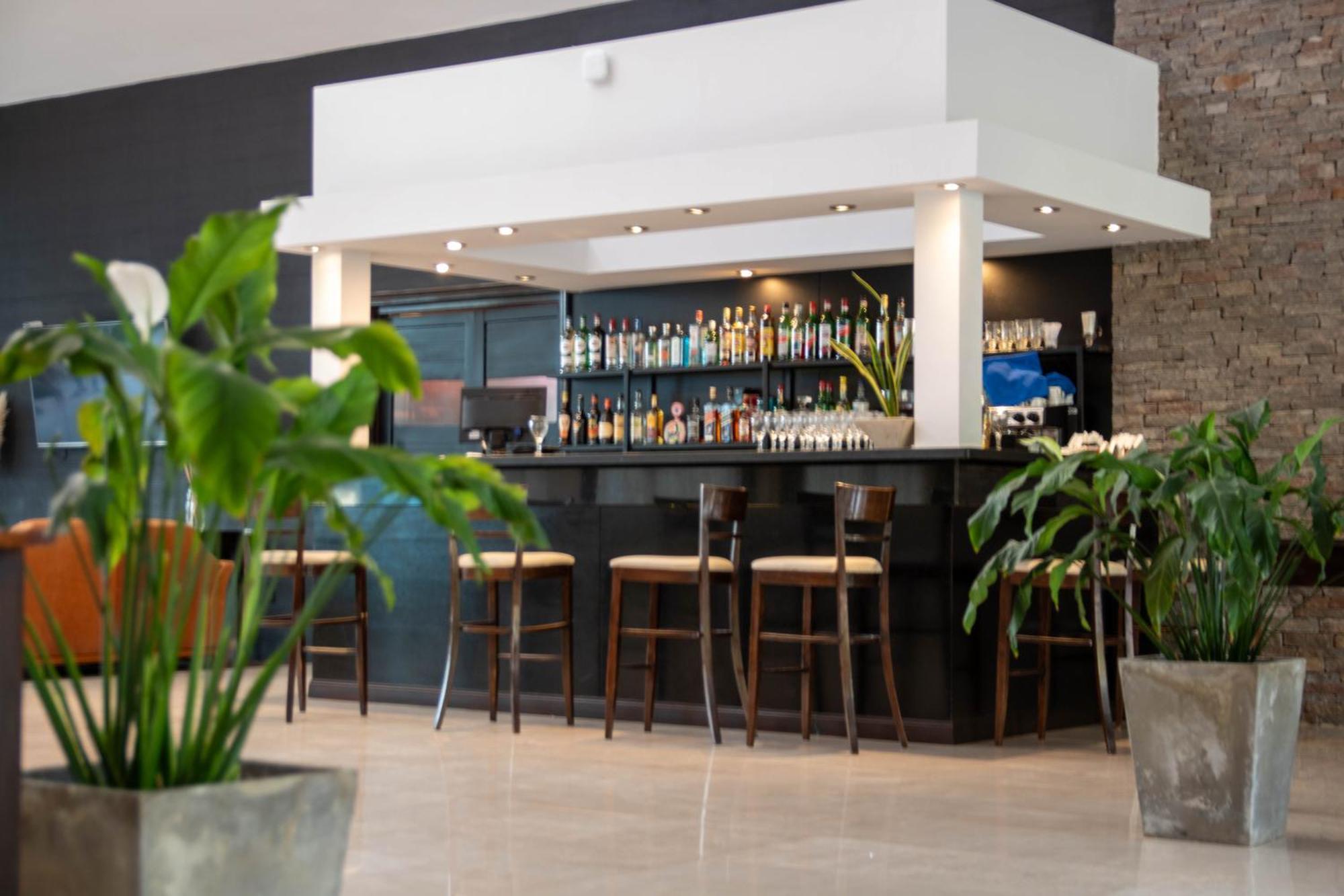 Howard Johnson Hotel & Convention Center Madariaga - Carilo Esterno foto