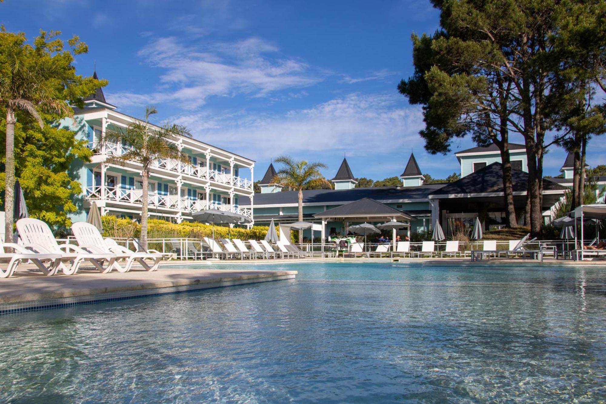 Howard Johnson Hotel & Convention Center Madariaga - Carilo Esterno foto