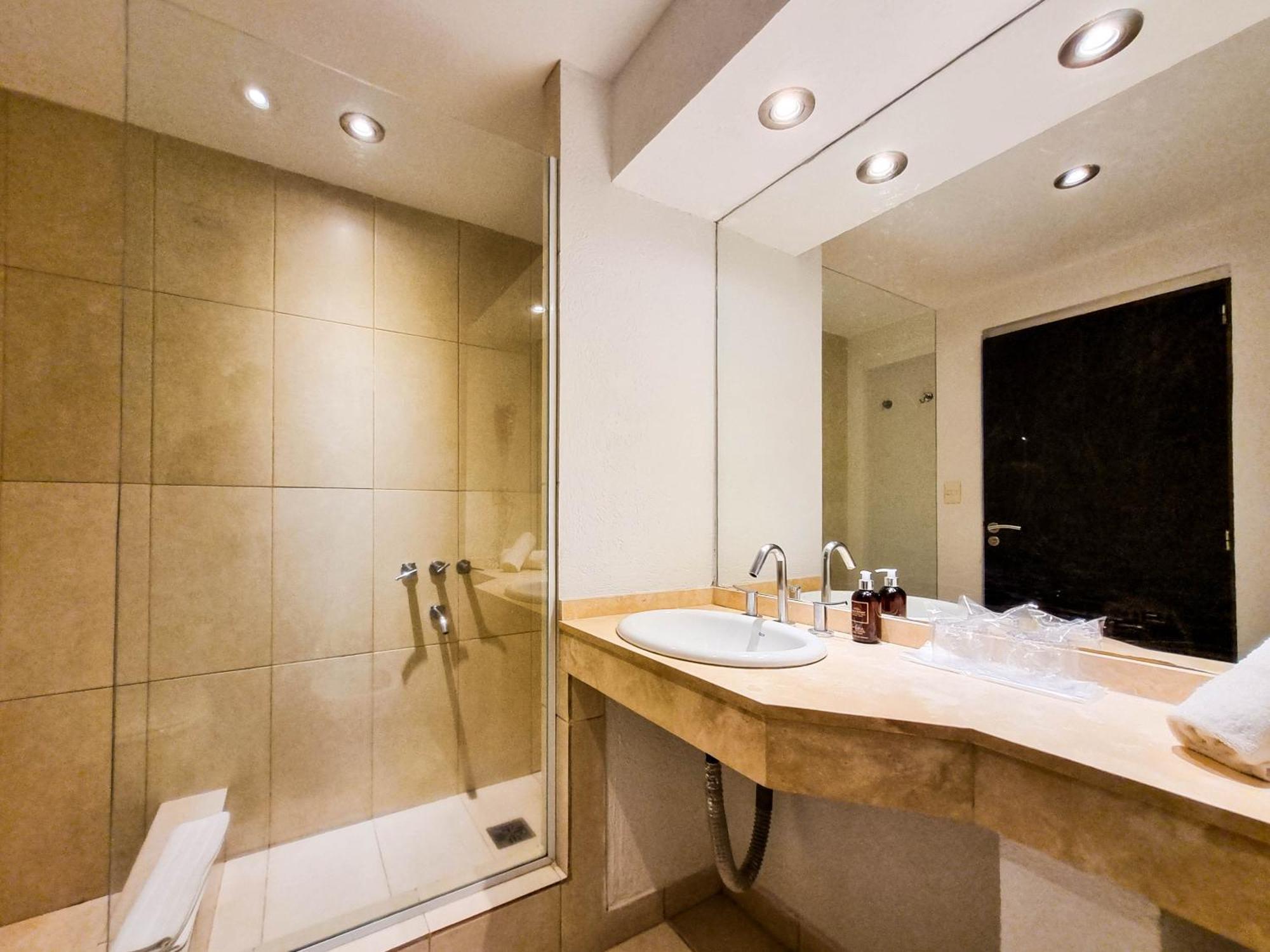 Howard Johnson Hotel & Convention Center Madariaga - Carilo Esterno foto